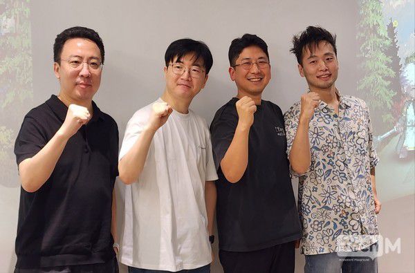 이정환 픽셀트라이브 시스템 디렉터(왼쪽부터), 최진성 PD, 배정현 대표, 정태룡 콘텐츠 디렉터가 기념사진을 촬영하고 있다. ​​​​​​/ 사진=조성준 기자