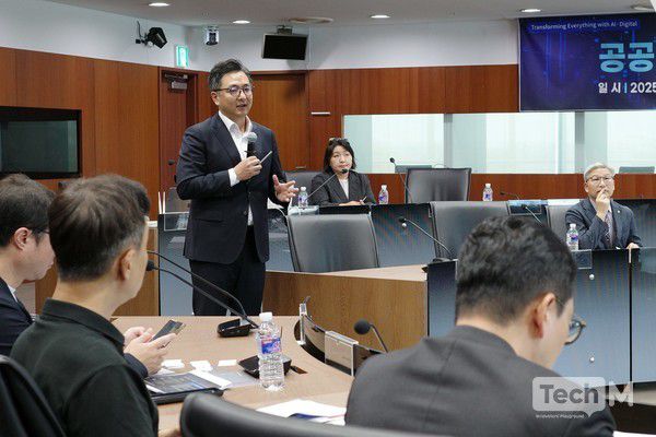 송호철 더존비즈온 대표가 14일 서울 중앙우체국에서 열린 과학기술정보통신부 '공공AX 선도를 위한 현장 간담회'에 참석해 발제하고 있다. /사진=임경호 기자