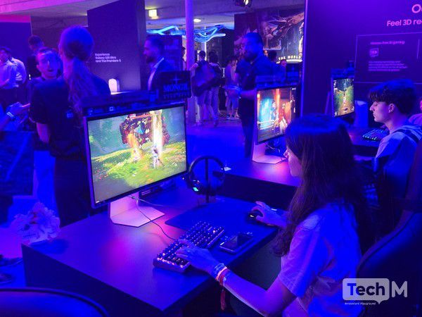 22일(현지시간) 독일 쾰른에서 열린 삼성전자의 게임 행사 '더 월드 플레이갤럭시' 행사에서 관람객들이 3D 오디세이 게이밍 모니터를 시연하고 있다. /사진=허준 기자