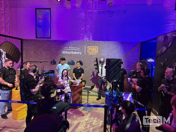 22일(현지시간) 독일 쾰른에서 열린 삼성전자의 게임 행사 '더 월드 플레이갤럭시' 행사에서 관람객들이 크래프톤의 배틀그라운드 모바일 전시 부스에서 열리고 있는 행사에 참여하고 있다. /사진=허준 기자