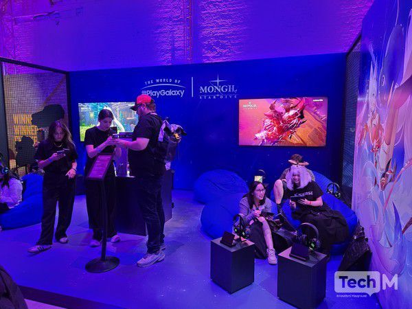 22일(현지시간) 독일 쾰른에서 열린 삼성전자의 게임 행사 '더 월드 플레이갤럭시' 행사에서 관람객들이 넷마블의 '몬길: 스타다이브'를 체험하고 있다. /사진=허준 기자