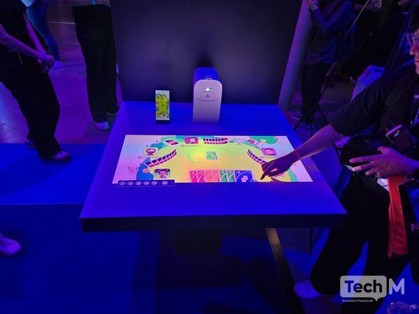 22일(현지시간) 독일 쾰른에서 열린 삼성전자의 게임 행사 '더 월드 플레이갤럭시' 행사에서 관람객들이 '더 프리미어5'를 통해 게임을 체험하고 있다. /사진=허준 기자