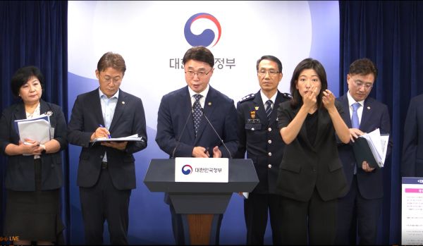 류제명 과기정통부 제2차관(사진 가운데)/사진=정부 e브리핑 시스템