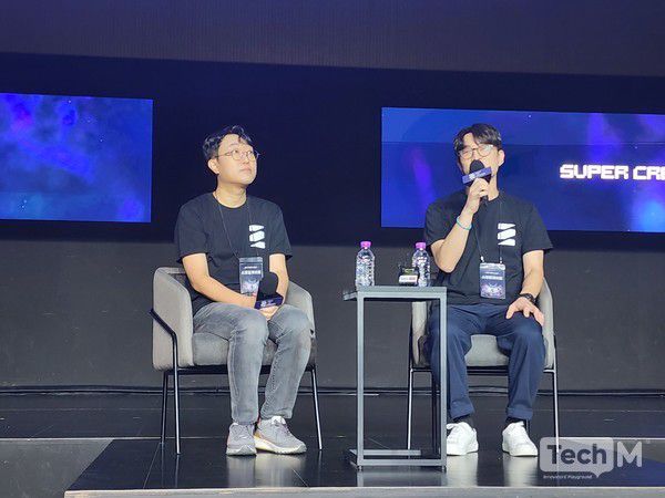 김형석 슈퍼크리에이티브 공동대표 겸 카제나 총괄 디렉터(왼쪽)와 김주형 스마일게이트 사업실장이 '카오스 제로 나이트메어'의 게임 정보를 설명하고 있다.  / 사진=조성준 기자