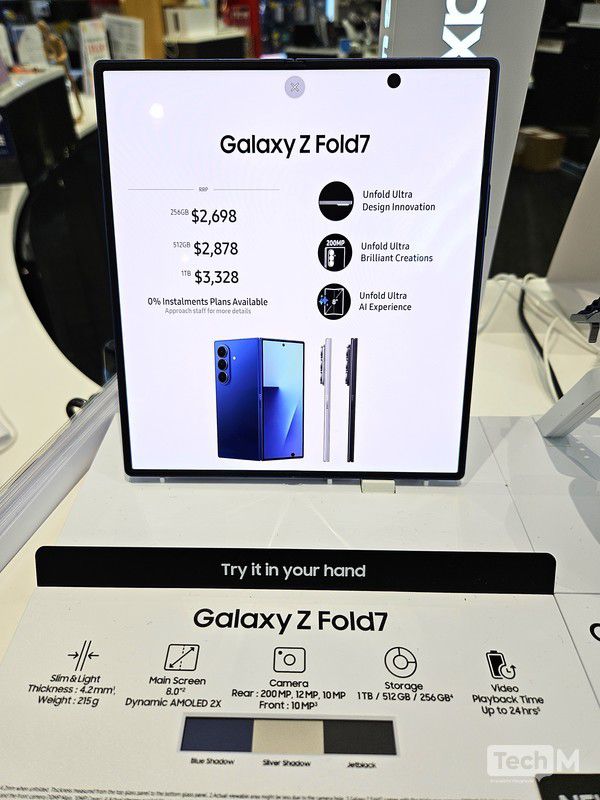 심가포르 스마트폰 판매점에 진열된 삼성전자의 '갤럭시 Z 폴드7' /사진=김소라 기자