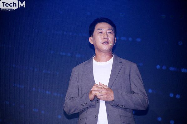 오경석 두나무 대표가 9일 서울 그랜드 인터컨티넨탈 파르나스에서 열린 \'UDC 2025\'의 오프닝 스테이지 무대에 올라 두나무의 비전과 전략을 발표하고 있다. / 사진=이소라 기자