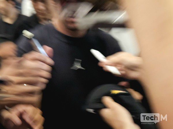 12일 오전 인천국제공항청사 제1터미널 국제선 도착 플랫폼으로 넥슨이 개최하는 '2025 아이콘매치: 창의 귀환, 반격의 시작' 출전 선수들이 입국하고 있다. 카를레스 푸욜의 사인을 받기 위한 팬들의 손놀림이 현란하다. /사진=임경호 기자