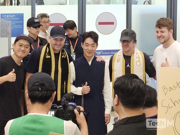12일 오전 인천국제공항청사 제1터미널 국제선 도착 플랫폼으로 넥슨이 개최하는 '2025 아이콘매치: 창의 귀환, 반격의 시작' 출전 선수들이 입국하고 있다. 이날 현장에서 선수들을 맞이한 박정무 넥슨 부사장(가운데)이 스티븐 제라드(왼쪽), 카를레스 푸욜(오른쪽)과 기념촬영을 하고 있다. /사진=임경호 기자