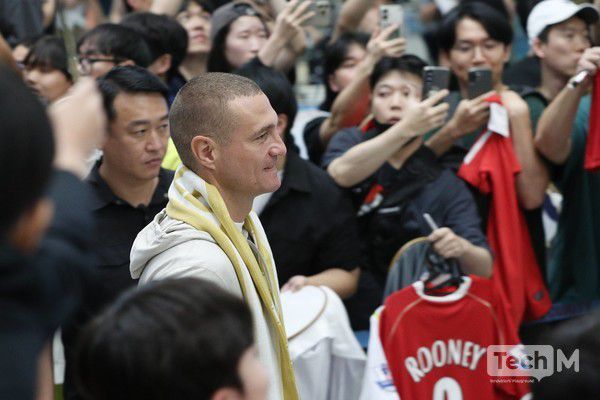 12일 오후 인천국제공항청사 제1터미널 국제선 도착 플랫폼으로 입국한 네마냐 비디치가 팬들의 뒤로 하고 공항을 나서고 있다. 비디치는 오는 14일 '2025 아이콘매치: 창의 귀환, 반격의 시작'에서 실드 유나이티드 선수로 출전한다. /사진=임경호 기자