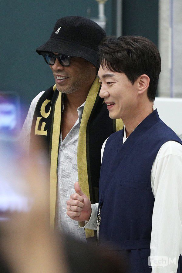 박정무 넥슨 부사장이 호나우지뉴와 기념촬영을 하며 수줍은 듯 엄지를 치켜세우고 있다. /사진=임경호