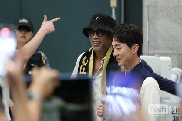 12일 오후 인천국제공항청사 제1터미널 국제선 도착 플랫폼으로 넥슨 '2025 아이콘매치: 창의 귀환, 반격의 시작'에 출전하는 호나우지뉴가 입국해 박정무 넥슨 부사장과 기념촬영을 하고 있다. /사진=임경호