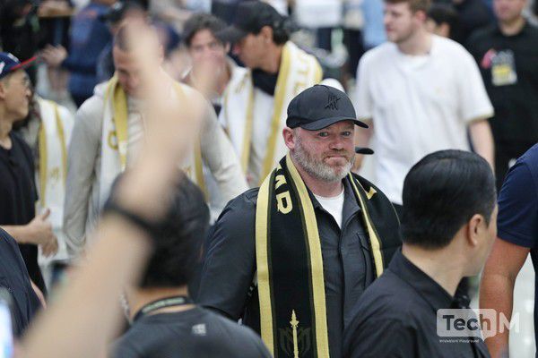 12일 오후 인천국제공항청사 제1터미널 국제선 도착 플랫폼으로 넥슨 '2025 아이콘매치: 창의 귀환, 반격의 시작'에 출전하는 웨인 루니가 입국하자 팬들이 손을 들어 사인을 요청하고 있다. /사진=임경호 기자