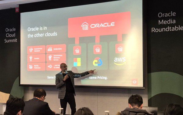 크리스 첼리아 오라클 일본·아시아 태평양 지역 기술 및 고객 전략 부문 수석 부사장이 \'오라클 클라우드 서밋 2025\' 기자간담회에서 오라클 클라우드의 경쟁력에 대해 설명하고 있다. /사진=한국오라클 제공