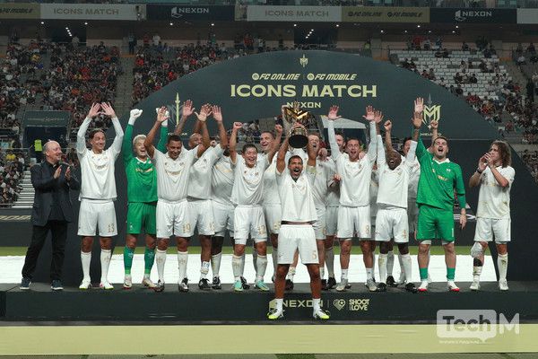 14일 오후 서울 마포구 서울월드컵경기장에서 열린 '2025 아이콘매치: 창의 귀환, 반격의 시작' 메인 매치에서 실드 유나이티드가 FC스피어를 꺾고 우승컵을 차지했다. /사진=임경호 기자