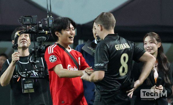 14일 오후 서울 마포구 서울월드컵경기장에서 열린 '2025 아이콘매치: 창의 귀환, 반격의 시작' 메인 매치 하프타임에 한 팬이 그라운드에서 제라드와 만나 싸인 유니폼을 선물받고 있다. /사진=임경호 기자