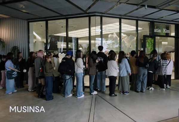 일본 시부야에 위치한 마뗑킴 매장을 들어가기 위해 기다리는 사람들/사진=무신사 제공