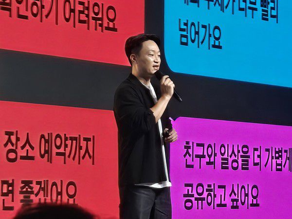 홍민택 카카오 최고제품책임자(CPO)가 23일 열린 \'이프 카카오\' 기조연설에서 카카오톡 개편 방향에 대해 설명하고 있다. /사진=배수현 기자