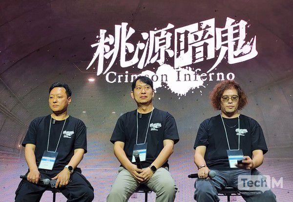 김필종 컴투스 아트 디렉터(왼쪽부터), 이동원 컴투스 '도원암귀 크림슨 인페르노' PD, 하라구치 도원암귀 PD가 일본 도쿄 치바현 마쿠하리 멧세에서 개막한 '도쿄게임쇼 2025'에 참석해 인터뷰를 진행하고 있다. / 사진=조성준 기자