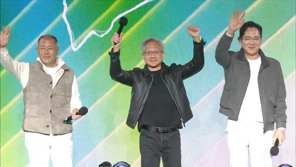 (왼쪽부터)정의선 현대차그룹 회장, 젠슨 황 엔비디아 CEO, 이재용 삼성전자 회장이 서울 코엑스에서 열린 \'지포스 게이머 페스티벌\' 무대에서 관중들에게 인사하고 있다. /사진=치지직