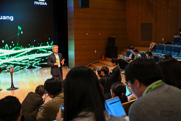 31일 경주 APEC CEO 서밋을 찾은 젠슨 황 엔비디아 최고경영자(CEO)가 기자들의 질문에 답하고 있다. /사진=남도영 기자