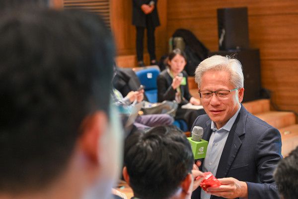 젠슨 황 CEO가 기자들에게 과자를 나눠주고 있다. /사진=남도영 기자