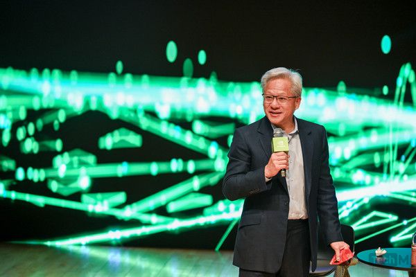 31일 경주 APEC CEO 서밋을 찾은 젠슨 황 엔비디아 최고경영자(CEO)가 기자들의 질문에 답하고 있다. /사진=남도영 기자