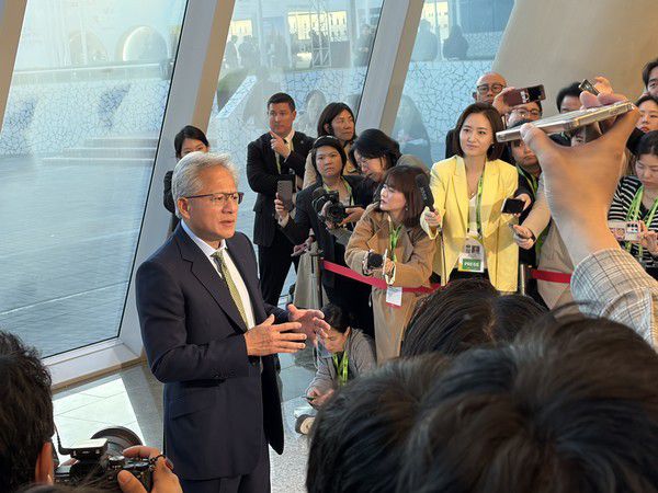 31일 경주 APEC CEO 서밋 현장에서 젠슨 황 엔비디아 CEO가 기자들의 질문에 답하고 있다. /사진=남도영 기자