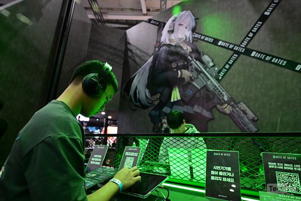 부산 벡스코에서 열린 '지스타 2025' 웹젠 부스에서 한 관람객이 '게이트 오브 게이츠'를 플레이하고 있다. /사진=남도영 기자