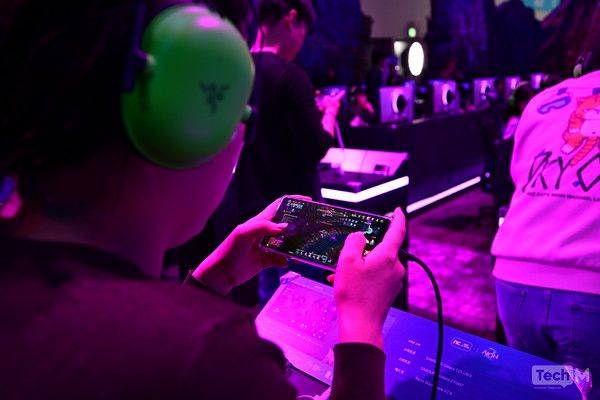 부산 벡스코에서 열린 '지스타 2025' 엔씨소프트 부스에서 관람객들이 '아이온2'를 플레이하고 있다. /사진=남도영 기자