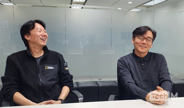 김태곤 '프로젝트 임진' 총괄 프로듀서(오른쪽)와 권원석 기획 팀장이 게임의 콘텐츠와 게임 개발 이야기를 전하고 있다. / 사진=조성준 기자