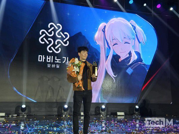 김동건 데브캣 대표가 '2025 대한민국 게임대상'에서 대상을 받은 뒤 기념촬영을 하고 있다. /사진=허준 기자