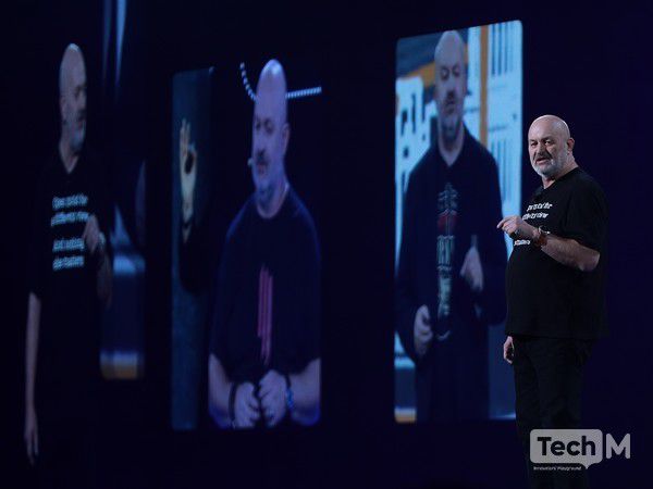 버너 보겔스 아마존 최고기술책임자(CTO)가 4일(현지시간) 미국 라스베이거스에서 열린 'AWS 리:인벤트 2025' 기조연설을 통해 14년간 지켜온 기조연설자 자리에서 올해를 마지막으로 내려오겠다고 밝혔다. 그는 다년간 진행한 기조연설에서 해마다 다른 티셔츠를 입어 독특한 팬덤을 모으기도 했다. /사진=임경호 기자