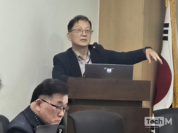 권호영 전 한국콘텐츠진흥원 박사가 '국내 OTT 생태계 진단 및 지속가능한 발전을 위한 과제' 세미나에서 발제를 진행 중이다 / 사진=배수현 기자