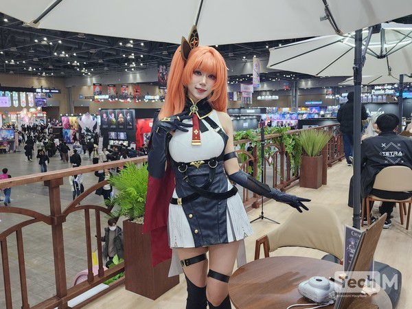 5일 일산 킨텍스에서 개최된 'AGF 2025' 현장에서 다양한 코스프레를 한 코스어들이 포즈를 취하고 있다. / 사진=조성준 기자