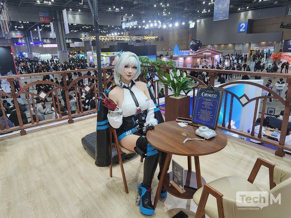 5일 일산 킨텍스에서 개최된 'AGF 2025' 현장에서 다양한 코스프레를 한 코스어들이 포즈를 취하고 있다. / 사진=조성준 기자