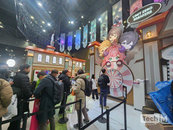 5일 일산 킨텍스에서 개최된 'AGF 2025' 현장에서 엔씨소프트의 '리밋 제로 브레이커스' 부스를 방문한 관람객들이 다양한 이벤트에 참여하고 있다. / 사진=조성준 기자