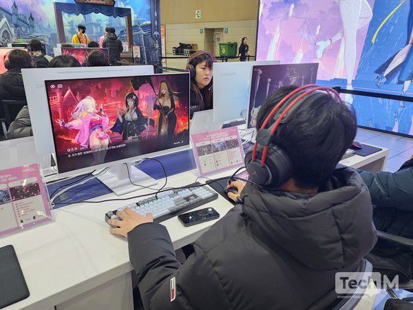 5일 일산 킨텍스에서 개최된 'AGF 2025' 현장에서 스마일게이트 '미래시: 보이지 않는 미래' 부스를 방문한 관람객들이 게임을 시연해보고 있다. / 사진=조성준 기자