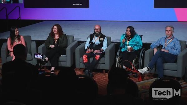 3일(현지시간) 미국 라스베거스에서 'AI 에이전트의 확산과 보안'을 주제로 'AWS 리:인벤트 2025' 보안 세션이 열리고 있다. 왼쪽 두 번째부터 AWS의 에이미 허조그 최고정보보안책임자(CISO), 하트 로스먼 CISO 오피스 부사장, 지 리튼하우스 보안 서비스 부문 부사장, 네하 룽타 어플라이드 사이언스 디렉터. /사진=임경호 기자