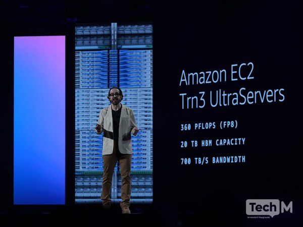 피터 데산티스 AWS 유틸리티 컴퓨팅 수석부사장이 4일(현지시간) 미국 라스베이거스에서 열린 'AWS 리:인벤트 2025'에 참석해 기조연설을 진행하고 있다. /사진=임경호 기자