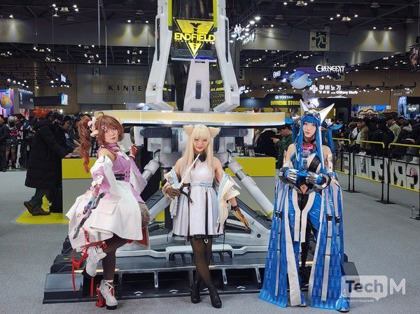 5일 일산 킨텍스에서 개최된 'AGF 2025' 현장에서 다양한 코스프레를 한 코스어들이 포즈를 취하고 있다. / 사진=조성준 기자