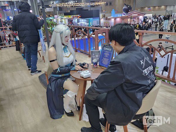 5일 일산 킨텍스에서 개최된 'AGF 2025' 현장에서 에이블게임즈의 '크레센트' 부스를 방문한 관람객들이 코스어와 1대1 데이트를 진행하고 있다. / 사진=조성준 기자
