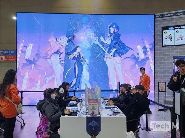 5일 일산 킨텍스에서 개최된 'AGF 2025' 현장에서 스마일게이트 '미래시: 보이지 않는 미래' 부스를 방문한 관람객들이 게임을 시연해보고 있다. / 사진=조성준 기자