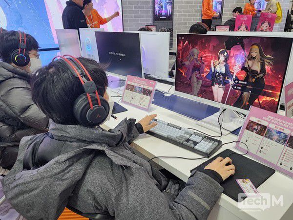 5일 일산 킨텍스에서 개최된 'AGF 2025' 현장에서 스마일게이트 '미래시: 보이지 않는 미래' 부스를 방문한 관람객들이 게임을 시연해보고 있다. / 사진=조성준 기자