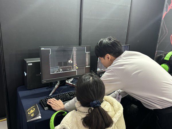 현장 스태프가 산나비 게임을 시연하고 있는 관람객의 게임 진행을 도와주고 있다. / 사진=서미희 기자