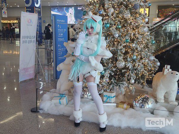 5일 일산 킨텍스에서 개최된 'AGF 2025' 현장에서 다양한 코스프레를 한 코스어들이 포즈를 취하고 있다. / 사진=조성준 기자