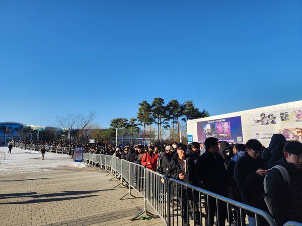 5일 일산 킨텍스에서 개최된 'AGF 2025' 현장에서 영하의 날씨에도 입장을 기다리는 관람객들이 행사장 외부까지 줄이 길게 이어져 있다. / 사진=조성준 기자