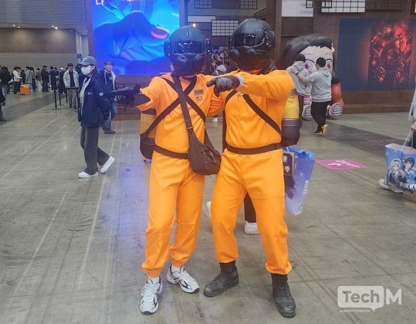 5일 일산 킨텍스에서 개최된 'AGF 2025' 현장에서 다양한 코스프레를 한 코스어들이 포즈를 취하고 있다. / 사진=조성준 기자