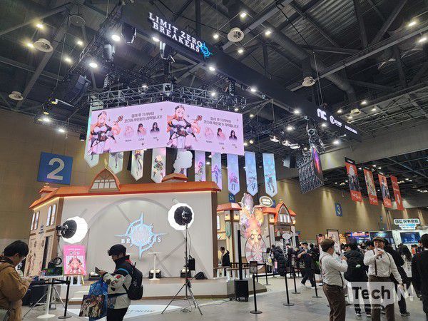 5일 일산 킨텍스에서 개최된 'AGF 2025' 현장에서 엔씨소프트의 '리밋 제로 브레이커스' 부스를 방문한 관람객들이 다양한 이벤트에 참여하고 있다. / 사진=조성준 기자