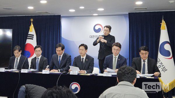 과학기술정보통신부가 지난 10월 22일 정부서울청사에서 대국민 브리핑을 열고 관계부처들과 함께 마련한 '범부처 정보보호 종합대책'을 발표하고 있다. 왼쪽부터 이용석 행정안전부 디지털정부혁신실장, 신진창 금융위원회 사무처장, 김창섭 국가정보원 3차장, 배경훈 부총리 겸 과학기술정보통신부 장관, 류제명 과기정통부 2차관, 이정렬 개인정보보호위원회 사무처장. /사진=임경호 기자