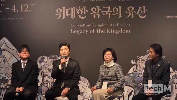 정기완 데브시스터즈 마케팅 전략사업팀장(왼쪽부터), 조길현 데브시스터즈 대표, 최정인 서울특별시 무형유산 자수장 보유자, 손대현 대한민국 나전칠기 명장1호가 22일 서울 인사동 아라아트센터에서 열린 '쿠키런: 킹덤 아트 컬래버레이션 프로젝트 특별전-위대한 왕국의 유산' 언론공개회에서 모두발언을 하고 있다. /사진=편지수 기자
